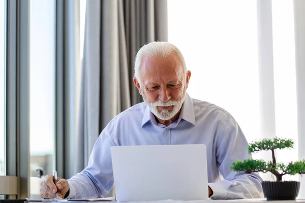 Conselheiro Financeiro Empresário Usando Seu Laptop Fazer Alguma Papelada Enquanto — Fotografia de Stock