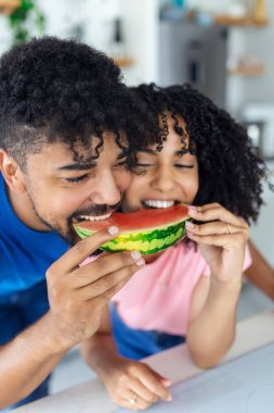 Çocuk taze karpuz yiyor. Küçük kız elinde karpuz tutuyor. Karpuz yiyen küçük tatlı bir kız.