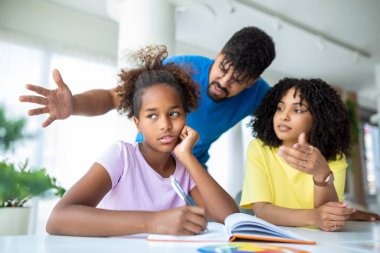 Genç ebeveynler okulda kötü davranışları yüzünden kızlarına ders veriyorlar.