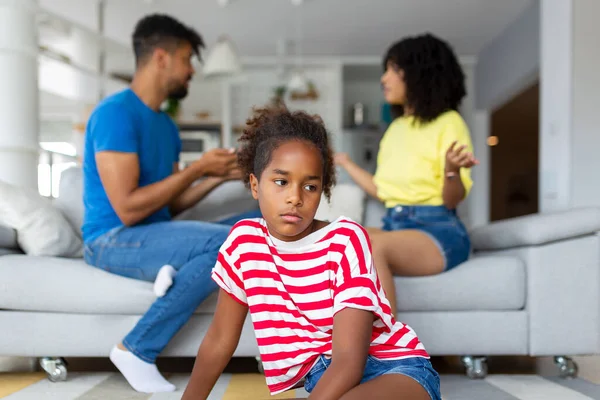 离婚和家庭暴力 非洲裔美国人女儿的画像 当她愤怒的父母在后台吵架时 她从窗户往外看 沮丧的孩子感到孤独 — 图库照片