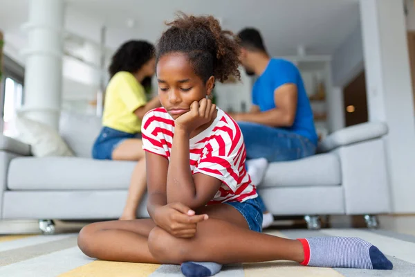 Zdenerwowany Afrykański Dzieciak Przez Rodziców Kłócących Się Domu Smutny Zestresowany — Zdjęcie stockowe