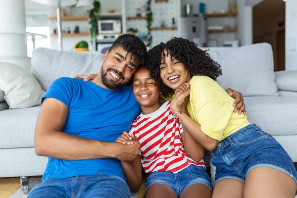 快乐的家庭母亲 父亲和女儿在家里笑着 嬉笑着 快乐的非洲裔美国家庭放松 — 图库照片