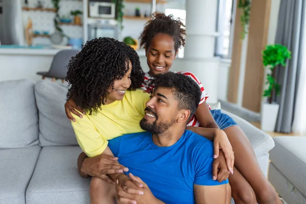 Attraktive Glückliche Familie Umarmt Attraktive Mutter Schöner Vater Und Entzückende — Stockfoto