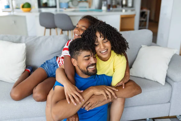 幸せな家族の母親と子供の娘は笑って家で楽しんでいます 幸せなアフリカ系アメリカ人の家族リラックス — ストック写真