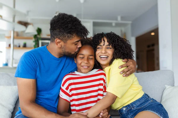 Aile Kanepeye Oturmuş Modern Apartmanın Arka Planında Kameraya Gülümsüyor Mutlu — Stok fotoğraf