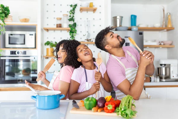 Giovani Genitori Allegri Piccola Figlia Divertono Mentre Cuociono Insieme Cucina — Foto Stock