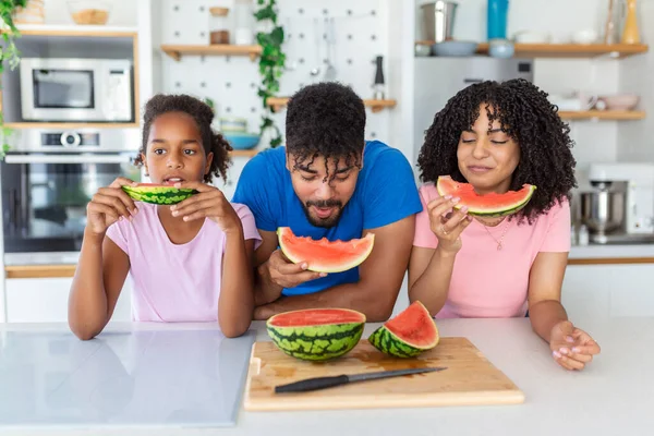 Familia Tres Feliz Familia Joven Disfrutando Una Sandía Familia Comiendo — Foto de Stock