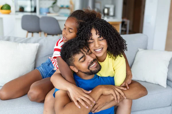 快乐快乐的家庭爸爸 妈妈和女儿 在家里抱着沙发玩得开心 — 图库照片