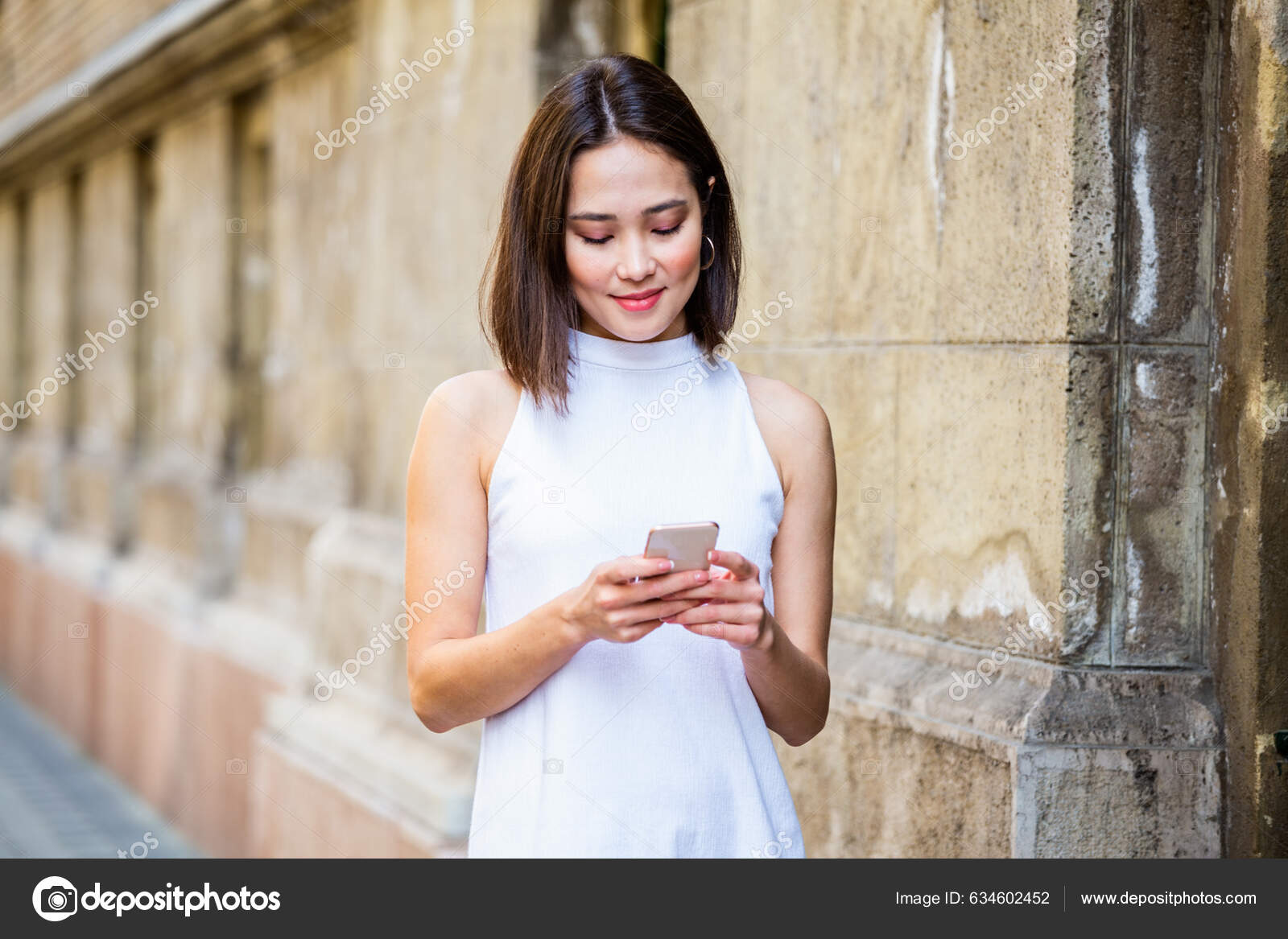 Красивая Азиатка Использующая Приложение Отправки Смс Своем.
