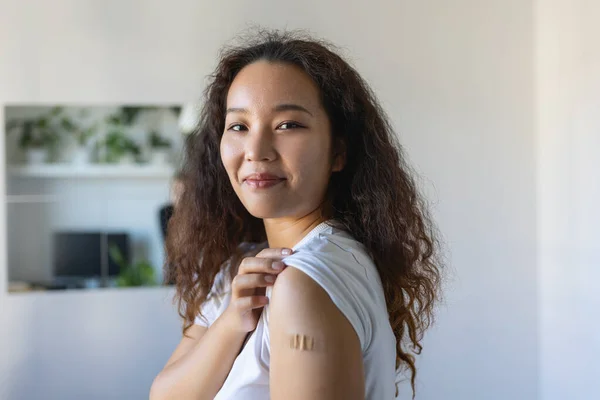 Young Asian Woman Adhesive Bandage Her Arm Corona Virus Vaccine — Stock Photo, Image