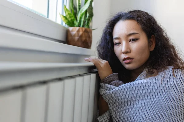 Unwell Asian Woman Renter Blanket Sit Cold Living Room Hand — Φωτογραφία Αρχείου