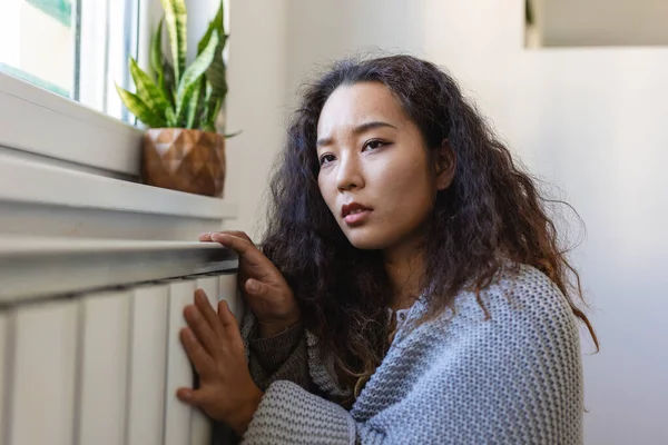 Азиатка Замерзает Дома Сидит Холодного Радиатора Женщина Проблемами Домашнего Отопления — стоковое фото