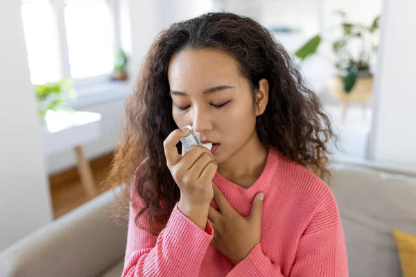 Asian Woman Using Inhaler While Suffering Asthma Home Young Woman — 图库照片