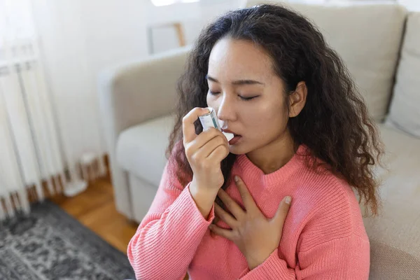 Asian Woman Using Inhaler While Suffering Asthma Home Young Woman — Foto de Stock