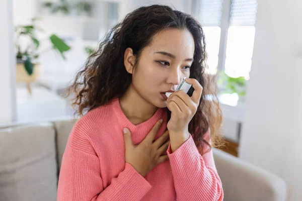 Young Asian Woman Using Her Asthma Inhaler Couch Home Living — Stock Photo, Image