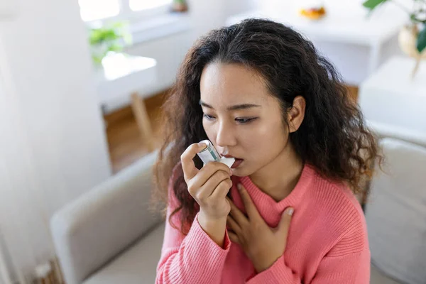 Asian Woman Using Inhaler While Suffering Asthma Home Young Woman — Stock fotografie