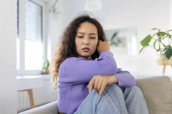 Upset Woman Frustrated Problem Work Relationships Sitting Couch Covered Face — Stock Photo, Image