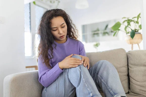 Young Asian Woman Sitting Couch Home Has Pain Knee Joint — Foto Stock