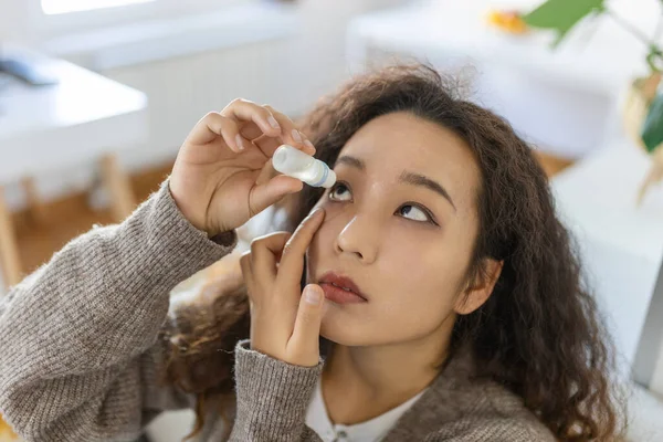 Asian Woman Using Eye Drop Woman Dropping Eye Lubricant Treat — Stockfoto