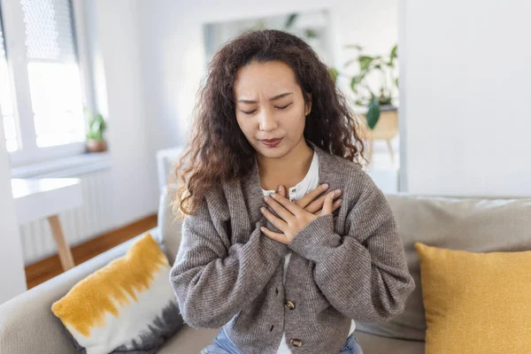 Zestresowana Młoda Kobieta Odczuwająca Ból Dotykająca Klatki Piersiowej Cierpi Chorobę — Zdjęcie stockowe