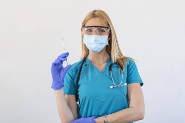 Covid-19 Corona virüsüne karşı yapılan kavramsal mücadele, laboratuvarda bulunan doktor ya da bilim adamı çocuk ya da daha yaşlı yetişkinler için sıvı aşı içeren bir şırınga taşıyor, kavram: hastalıklar, tıbbi bakım, bilim.