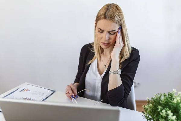 Young Frustrated Woman Working Office Desk Front Laptop Suffering Chronic — Stock Photo, Image