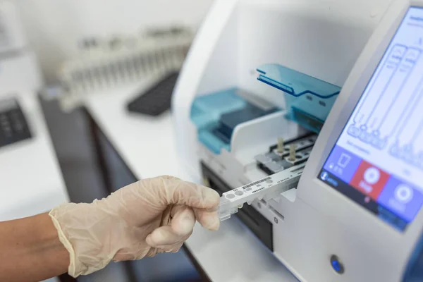 Female Laboratory Assistant Making Analysis Test Tubes Analyzer Machines Sitting — Foto Stock