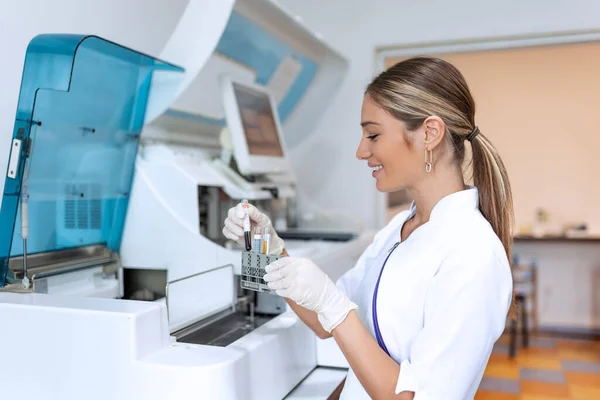 Lab Tech Loading Samples Chemistry Analyzer Female Lab Tech Loading — Stock Photo, Image