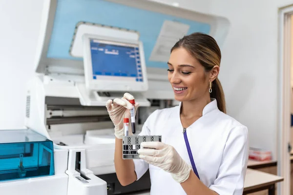 Doctor Hand Taking Blood Sample Tube Rack Machines Analysis Lab — Stock Photo, Image