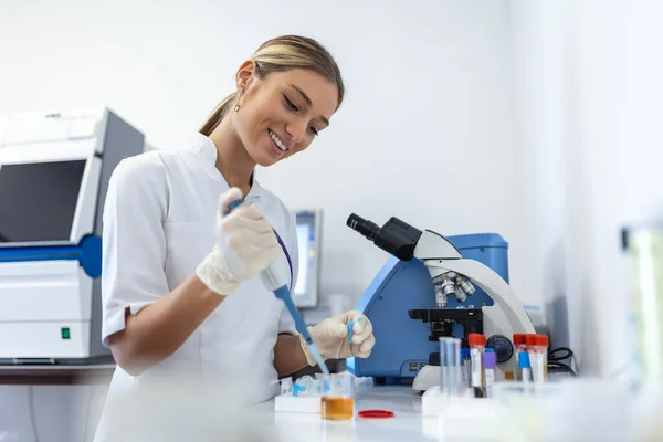 Woman Biologist Using Micro Pipette Test Tube Beaker Experiment Science — Stockfoto