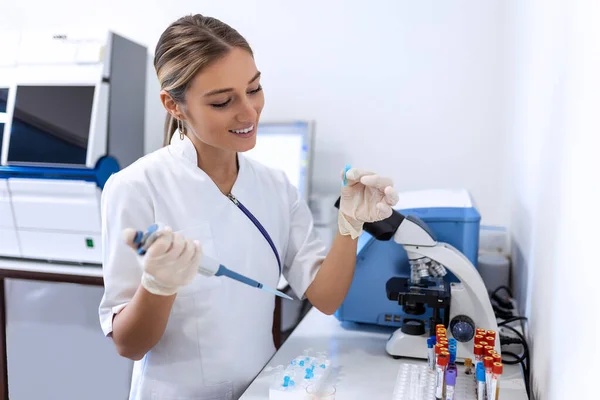 Woman Biologist Using Micro Pipette Test Tube Beaker Experiment Science — Stock Photo, Image