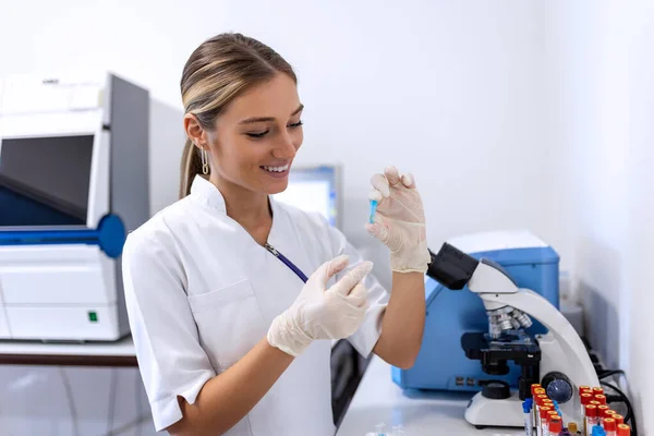 Modern Medical Research Laboratory Female Scientist Working Micro Pipette Analysing — Foto de Stock
