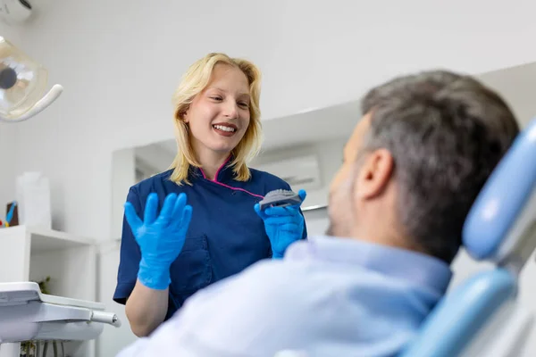 Οδοντίατρος Που Δείχνει Μούχλα Οδοντικού Σοβά Στον Ασθενή Οδοντίατρος Γνάθο — Φωτογραφία Αρχείου
