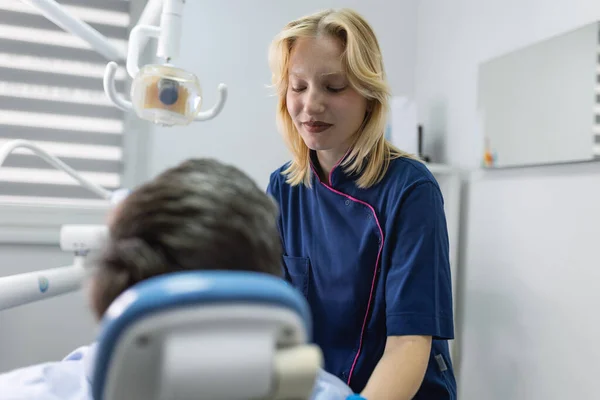 Female Dentist Dental Office Talking Patient Preparing Treatment — Stock Photo, Image