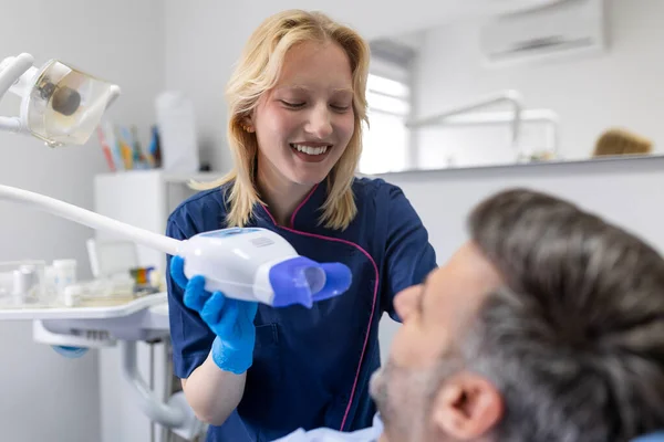 Nahaufnahme Eines Mannes Der Sich Einer Laserbehandlung Zur Zahnaufhellung Unterzieht — Stockfoto