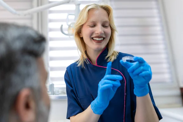 Οδοντίατρος Δείχνει Αόρατα Σιδεράκια Aligner Οδοντιατρική Γνωμάτευση Ορθοοδοντική Κλινική Ορθοδοντικά — Φωτογραφία Αρχείου