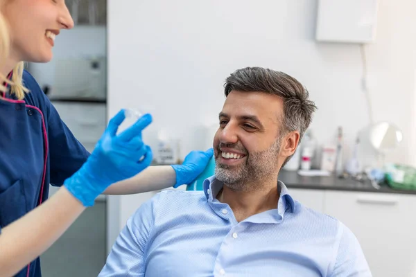 Une Jeune Dentiste Qui Montre Manque Vision Patient Clinique Dentaire — Photo