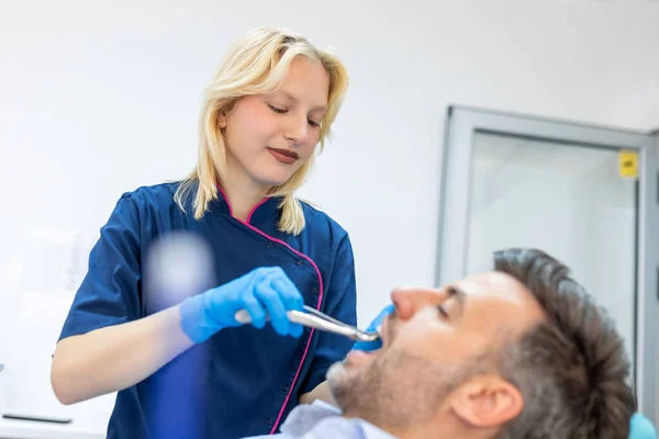 Treatment Patient Dentist Surgeon Extraction Teeth Prosthetics Doctor Performing Extraction — Stock Photo, Image