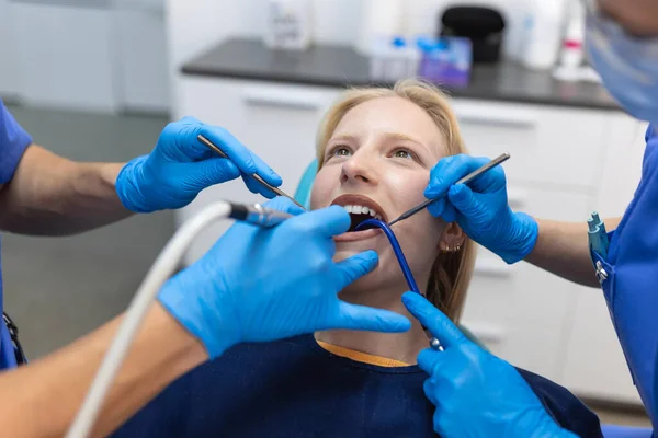 Концепция Здоровья Зубов Обрезанное Фото Улыбающейся Женщины Проходящей Лечение Стоматологической — стоковое фото
