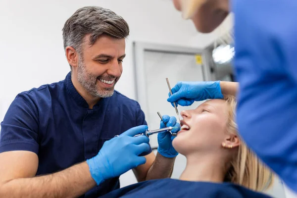 歯科医の手の保持ツールと手の注射器の閉鎖 痛みを伴う殺人者 女性の顧客は口を開けておく 美しい笑顔と白い歯 カットビュー — ストック写真