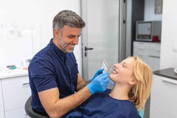 Patient Teeth Shade Samples Bleaching Treatment Viewed Oral Hygiene Woman — Foto de Stock