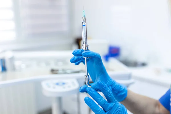 Close Anesthesia Syringe Hands Dentist Doctor Anesthetist Dentist Doctor Holds — Stock Photo, Image
