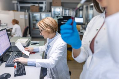 Test tüpleri üzerinde çalışırken, 