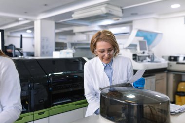 Biyolojik Teknolojik Laboatory Kadın Araştırma Bilimadamı Tıbbi Makinede Test Tüpü Analiz Ediyor, Kanla Çalışıyor, Genetik Madde Örnekleri.
