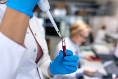 Test tüpleri üzerinde çalışırken, 