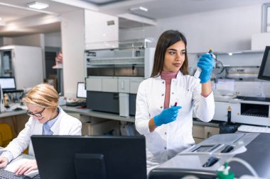 Bir pipet ile kadın bilim adamı portresi Dna ve laboratuvar test tüpleri molekülleri ayıklamak için bir sıvı analiz eder. Araştırma, biyokimya, ilaç tıp kavramı