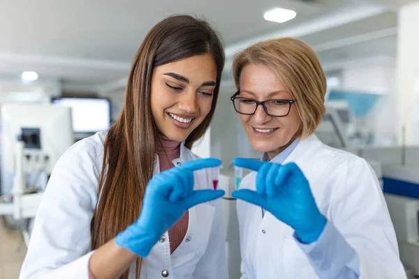 Scientist Holding Samples Tubes Research Laboratory Advanced Scientific Lab Medicine — Stock Photo, Image