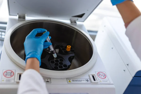 Technicien Chargeant Échantillon Sur Une Centrifugeuse Dans Laboratoire Médical Scientifique — Photo