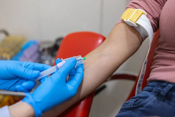 Przygotowanie Badania Krwi Ładną Młodą Kobietą Przez Lekarza Medycyny Mundur — Zdjęcie stockowe