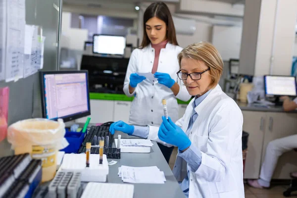 Female Scientist Analyzes Liquid Tubes Types Observations Her Computer She — Stock Photo, Image